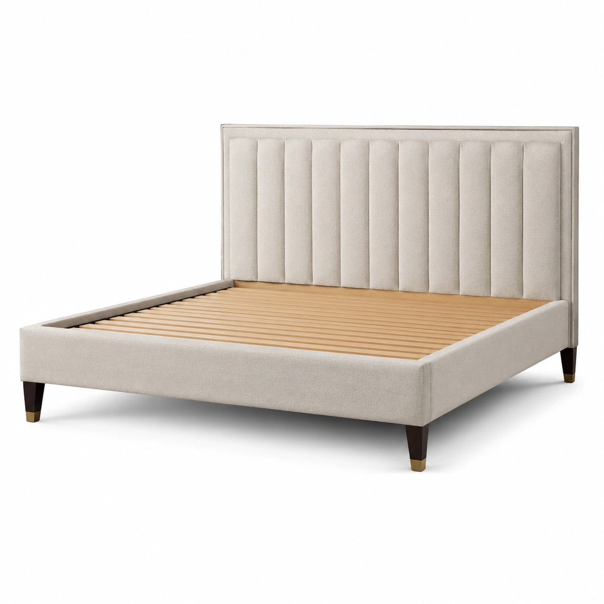 Polsterbett in Beige für Matratzen 180 × 200 cm, Gesamtmaß 216 × 190 × 120 cm, vertikal gestepptes Kopfteil und Holzlattenrost