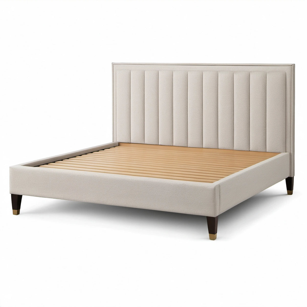 Polsterbett in Beige für Matratzen 180 × 200 cm, Gesamtmaß 216 × 190 × 120 cm, vertikal gestepptes Kopfteil und Holzlattenrost